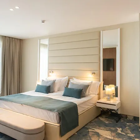 מלון Astoria Inclusive- Private & Club 4*